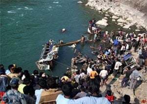 नेपाल में बस के नदी में गिरने से 14 लोगों की मौत