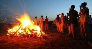 परंपराओं, रीति रिवाजों को तोड़ बेटी ने निभाया बेटे का फर्ज, पिता को दी मुखाग्नि
