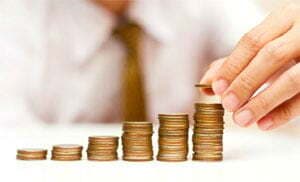 ब्रिटेन में छह साल में पहली बार न्यूनतम वेतन में इजाफा