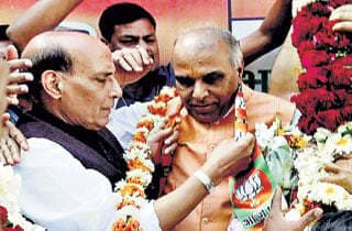 बौनी राजनीति और सयाने राजनेता