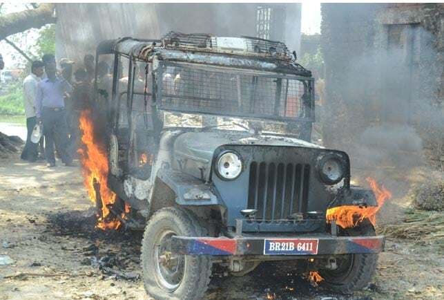 बच्ची की हत्या के बाद उग्र हुए ग्रामीण, पुलिस जीप फूंकी, एनएच जाम