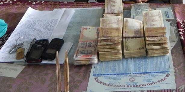 यात्रियों की तलाशी के समय 2.39 लाख रुपये मिले