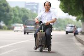 अब सूटकेस स्कूटर पर सफर का मजा