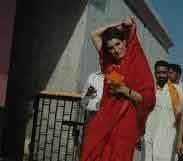 प्रियंका ने कश्मीर पहुंच कर खीर भवानी मंदिर में की पूजा