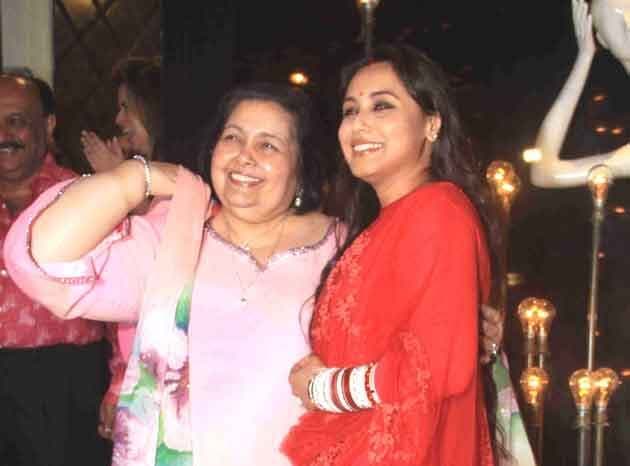 शादी के बाद लाल सूट में चूड़ा पहनें नजर आयीं रानी मुखर्जी