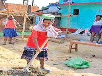 सिर पर ईंटों का बोझ नहीं दबा सका उसकी प्रतिभा