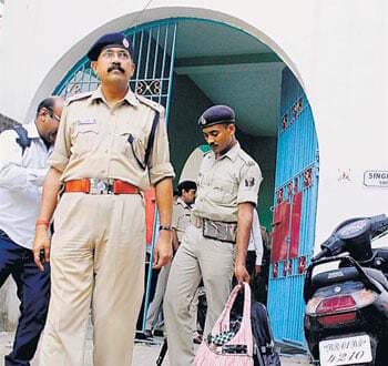 बिहार: डीएम ऑफिस के हेड क्लर्क के घर चल रहा था सेक्स रैकेट