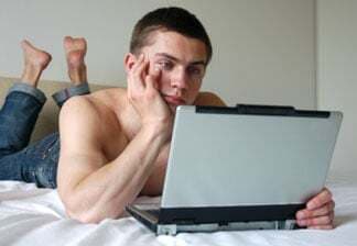 सावधान, सेक्स संबंधित साइट देखने से कम होता है मस्तिष्क का विकास