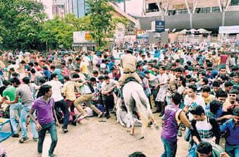 शाहरुख के देर से आने से कोलकाता में मची अफरा-तफरी, पुलिस भांजी लाठी