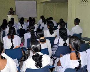 छात्रों के भविष्य पर खामोश सरकार