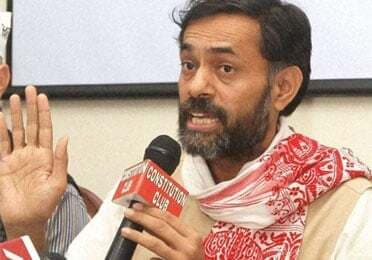 आप व्यक्ति पूजा में लग गई है: योगेंद्र यादव