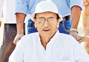 पैसे के लिए राजनीति में आ रहे लोग