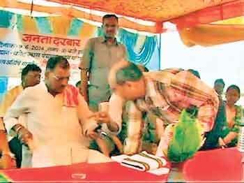 झारखंड: पलामू बीडीओ ने पैर छूकर विधायक विदेश सिंह से माफी मांगी