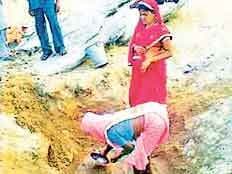 यहां सूखी नदी का सीना चीर कर पानी लाती हैं महिलाएं