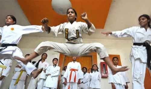 यूपी की छात्राएं मार्शल आर्ट सीख कर बचायेंगी अपनी इज्जत