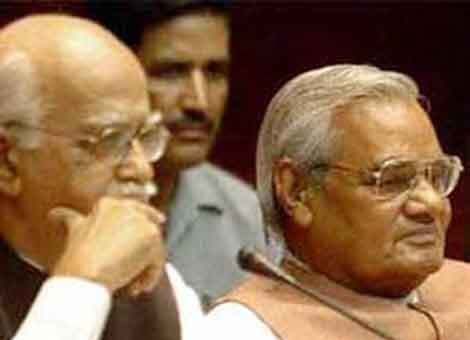 सरकारी इमारतों पर फिर छाये वाजपेयी