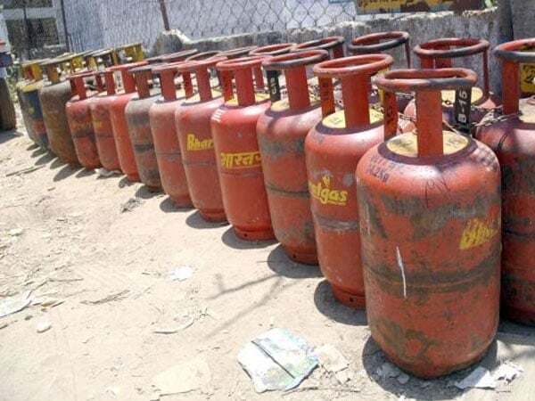 अब हर माह दस रुपए बढ सकते हैं एलपीजी के दाम