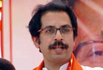 रेल भाड़ा विवाद:शिवसेना का यू टर्न,सोशल नेटवर्क पर निकला लोगों का गुस्सा