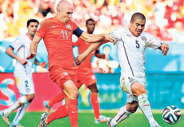 चिली को हरा शीर्ष पर रहा नीदरलैंड