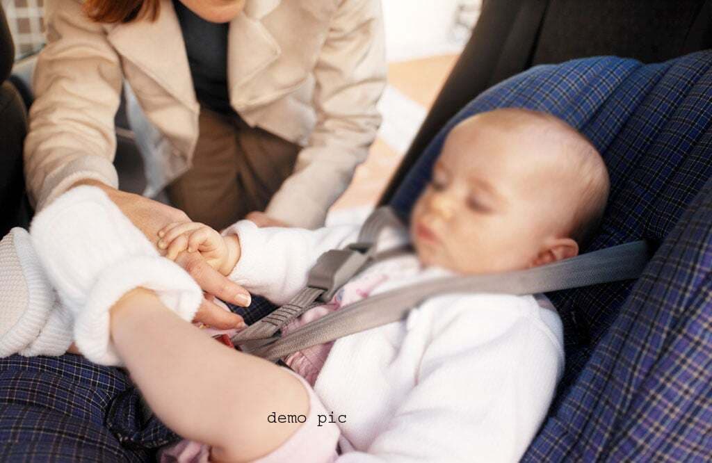 नाइट क्लब में जाने के लिए मां ने बच्चे को गर्म कार में किया बंद