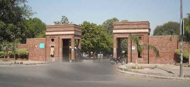 डीयू का संकट बरकरार, यूजीसी का फरमान,आज से शुरू करें दाखिला