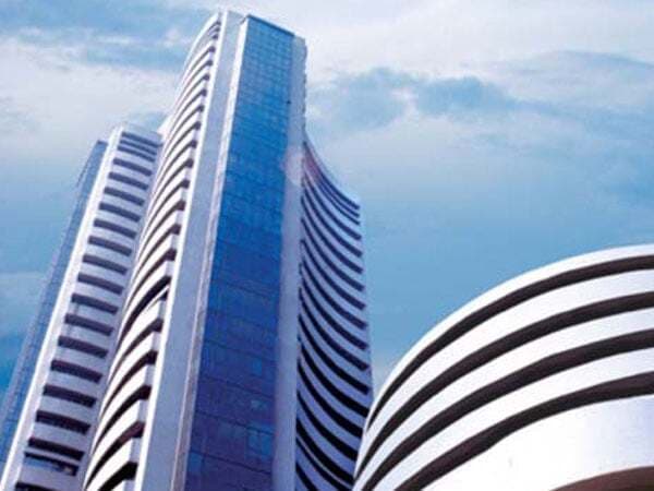 सुस्त कारोबार में रुपया 2 पैसे घटकर 60.14 रुपये प्रति डॉलर