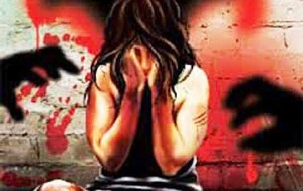 UP: सीतापुर में महिला के साथ गैंगरेप के बाद जलाकर मारने का प्रयास, हिरासत में आरोपी पिता-पुत्र
