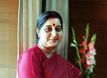 खालिदा जिया से मिलीं सुषमा स्वराज