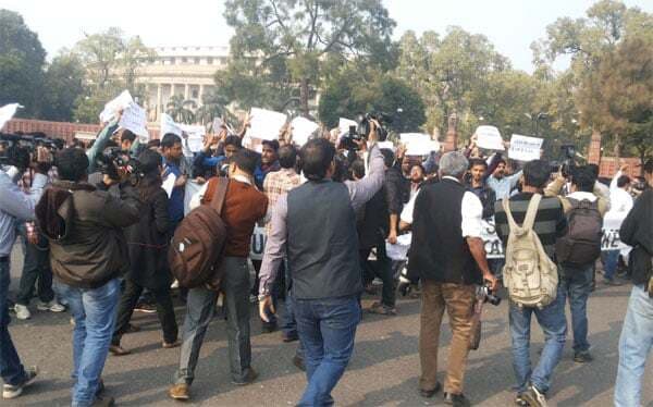 दिल्‍ली: यूपीएससी छात्रों के विरोध के मद्देनजर चार मेट्रो स्‍टेशन बंद