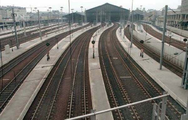 टीटी ने महिला को चलती ट्रेन से फेंका