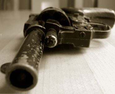 पुलिस जवान ने बेटी के प्रेमी की आंख फोड़ने के बाद मारी गोली