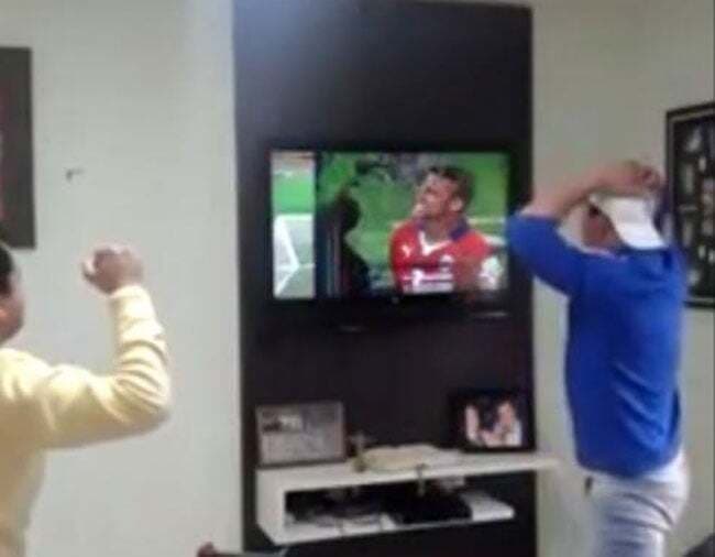 FIFA WC:तनाव सहन नहीं कर पाया ब्राजील प्रशंसक,टीवी फोडा