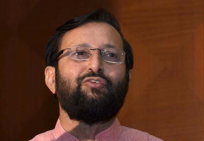 जावडेकर का आकस्मिक निरीक्षण, 200 कर्मचारियों की छुट्टी कैंसिल