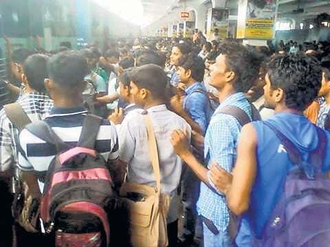 रेलवे की परीक्षा दे कर लौट रहे बिहारी छात्रों पर आंध्र प्रदेश में जीआरपी व पुलिस का कहर जारी