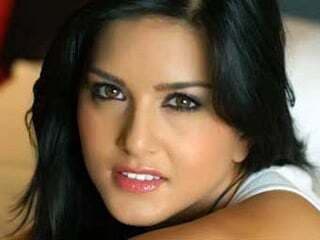 ...और सनी लियोन को भी आ गयी शर्म