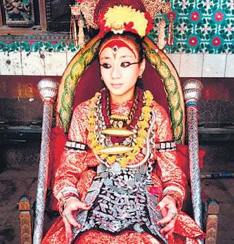 नेपाल की देवी करती हैं होमवर्क