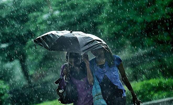 भारी बारिश से मुंबई बेहाल,नयी दिल्ली में गर्मी से राहत