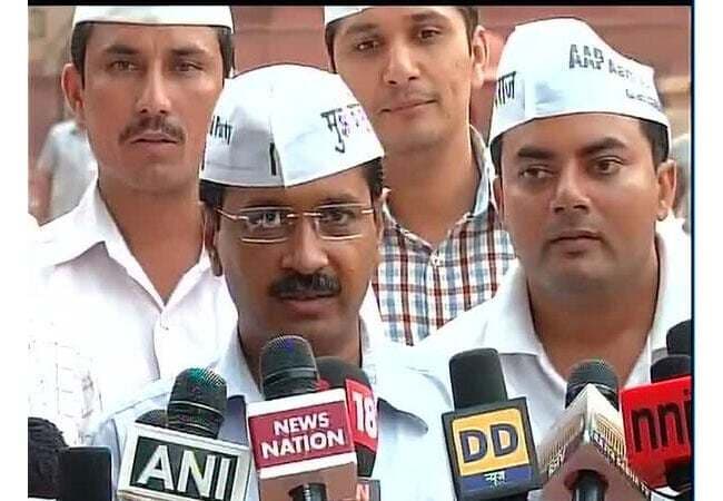 राष्ट्रपति प्रणब मुखर्जी से मिले केजरीवाल