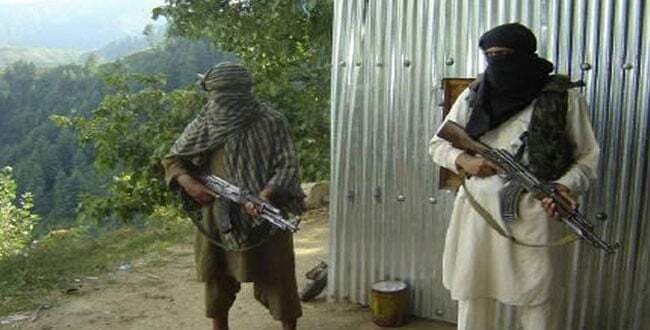 कश्मीर में स्कूल के बाहर उग्रवादियों ने की गोलीबारी