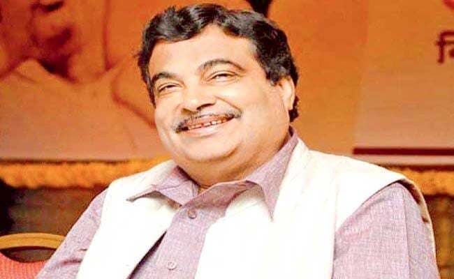 लंबित प्रोजेक्ट्स को हरी झंडी दिखाने में जुटे हैं नितिन गडकरी