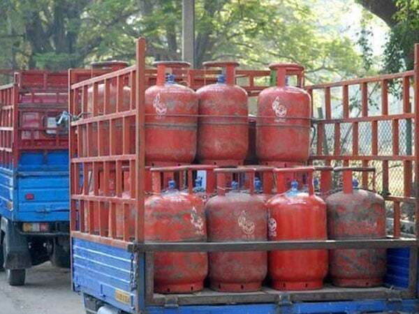 और बढ सकती है महंगाई, रसोई गैस व मिट्टी तेल के दाम बढाने का प्रस्ताव