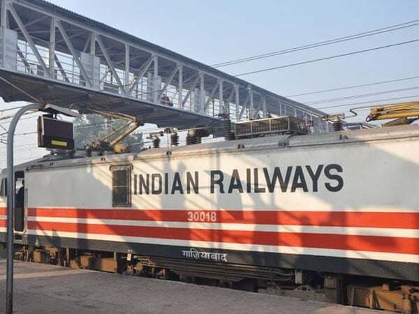 मोदी ने दिया रेलवे में निजी क्षेत्र की भूमिका बढाने का संकेत