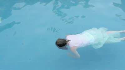 बर्थ डे पार्टी सेलिब्रेट करने गयी महिला का शव स्विमिंग पूल से बरामद