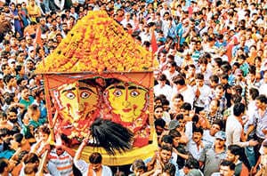 हिंदू धार्मिक यात्रा पर राजनीति की छाया