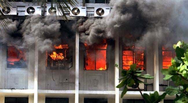 मुंबई : लोटस बिजनेस पार्क की छत पर फंसे 20 दमकलकर्मी, हेलीकॉप्टर के जरिये बचाव कार्य