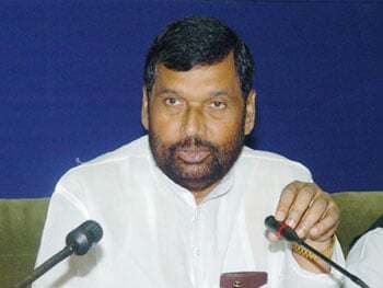 अनाज के उठाव पर पासवान और बिहार सरकार के बीच बढ़ा टकराव