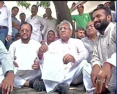 कांठ में तनाव गहराया, भाजपा नेताओं को रोकने में जुटी पुलिस,कांग्रेस के मार्च को भी रोका