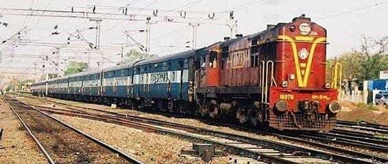 आईआरसीटीसी के खाने में कॉकरोच, एक लाख का जुर्माना