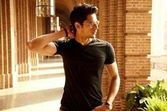 सिद्दार्थ मल्‍होत्रा किस ''अंजान लडकी'' के साथ कर रहें है ''डेटिंग''