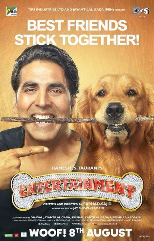 कुत्तों के साथ रैंप पर अक्षय